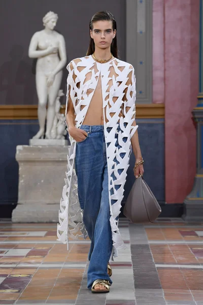 Look 17
